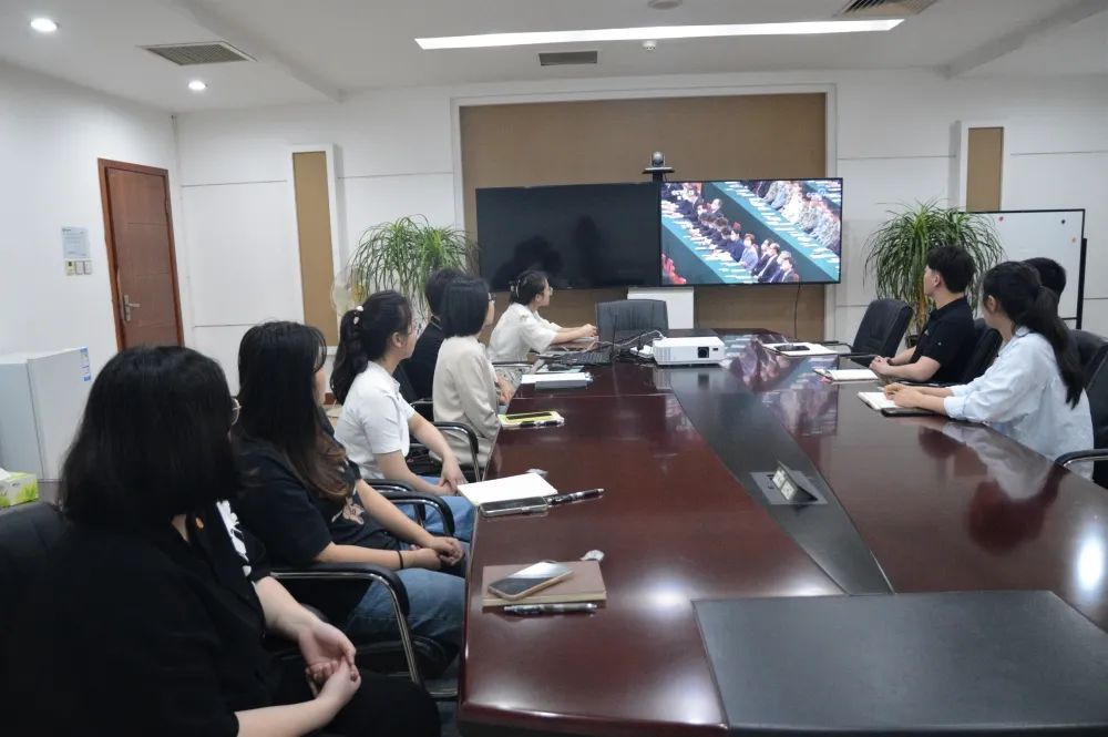 成都普天组织团员青年收看庆祝中国共产主义青年团成立100周年大会